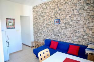 卡罗维发利V centru města的客厅设有蓝色的沙发和石墙