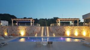 奥斯图尼Villa Fumarola的一座带灯光的游泳池