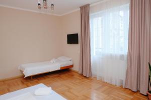 第比利斯Keti&Tatia Sisters Apartment - near Old and Central Tbilisi的一间卧室设有一张床和一个大窗户