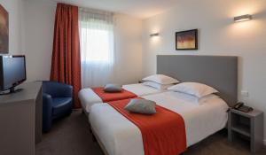 比亚里茨比亚里茨海洋酒店的酒店客房设有两张床和电视。