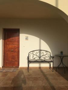 阿亚蒙特Mi trocito de Cielo Ayamonte的门边房间角落的长凳