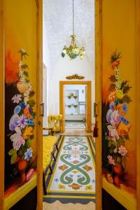 加利波利Palazzo Gallo Resort的走廊上设有一扇带彩色地毯的开放式门