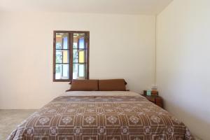 麦岛TK Beach Resort Koh Mak的一间卧室设有一张床和一个窗口