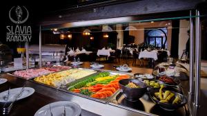 科希策Boutique Hotel Slávia的包含不同种类水果和蔬菜的自助餐