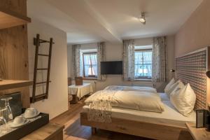 雷特温克尔奥贝斯赫米德酒店的一间卧室设有一张大床和两个窗户。