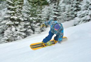 PalenvillePlay All Day - Sleep By The Stream at Night - Swimming Hole的骑着滑雪板沿着雪覆盖的斜坡滑雪的人