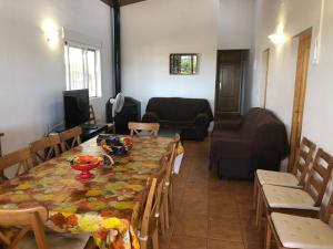 阿桂拉斯Casa Rural Aguilas (Murcia), Venta San Felipe的客厅配有桌椅和沙发