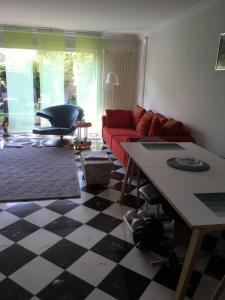 科隆Dachstudio mit Bad und Terasse的客厅设有红色沙发和格子地板
