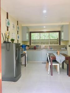 邦劳Johann’s Place Panglao的厨房配有不锈钢冰箱和桌子