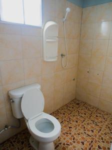 湄南海滩苏梅岛可可别墅酒店的一间带卫生间和淋浴的浴室