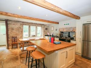 霍姆弗斯Bamforth Cottage的一间厨房,内设木制台面