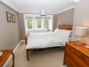 霍姆弗斯Bamforth Cottage的一间卧室设有一张床和一个窗口