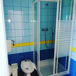 米尔芳提斯城Hotel Eira Da Pedra的带淋浴和盥洗盆的浴室