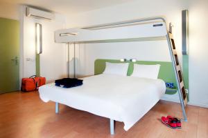 普瓦捷普瓦捷车站宜必思快捷酒店的一间卧室配有一张带天蓬的白色床