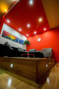 奥西耶克FLAMINGOS Apartman & Fitness OSIJEK - blizina Bolnice KBC Osijek的带沙发和红色墙壁的客厅