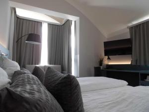 萨尔茨堡Pension Elisabeth - Rooms & Apartments的酒店客房设有两张床和电视。