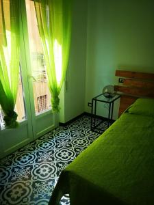 特拉帕尼Trapani Destinations b&b的一间卧室设有一张床和一个窗口