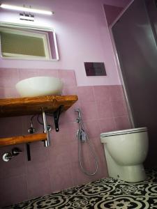 特拉帕尼Trapani Destinations b&b的一间带水槽和卫生间的浴室