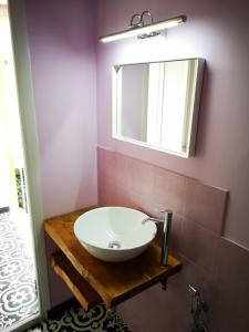 特拉帕尼Trapani Destinations b&b的一间带水槽和镜子的浴室