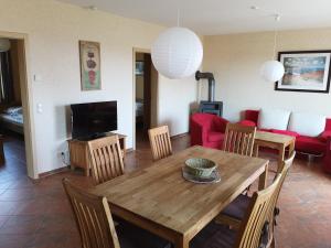 BresewitzLa Mer - Ferienwohnungen的客厅配有木桌和沙发