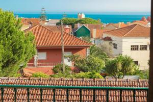 埃斯托利尔Your Place in Estoril的享有带房屋的城市和大海的景致。