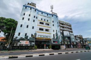 科伦坡Green Palace Colombo的街道边的高楼