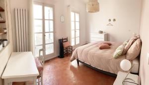 阿尔勒Arelate Séjour的卧室配有床、桌子和窗户。