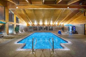科尔尼阿美瑞辛科尔尼套房酒店的一座带桌椅的大型游泳池