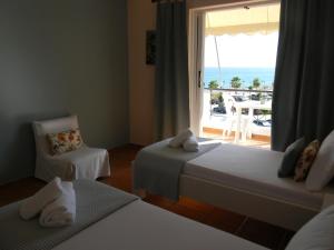 科帕罗Villa Kostandin的酒店客房设有两张床,享有海景。