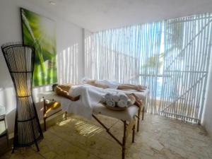 托卢Hotel Casa Danae的一间卧室设有一张床和一个大窗户