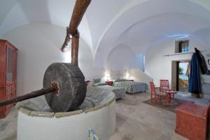 普莱伊亚诺Villa Il Frantoio and Lilmar的一间带壁炉的客厅位于客房中间