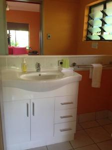 道格拉斯港粉红火烈鸟度假酒店的浴室设有白色水槽和镜子