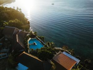 邦劳崖畔度假酒店的海洋和度假村的空中景致