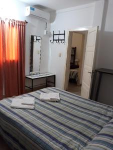 卡塔马卡Departamento Catamarca的一间卧室配有一张床,上面有两条毛巾
