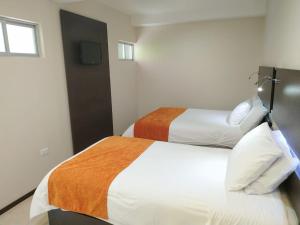 巴尼奥斯Monte Selva Spa Termal的酒店客房设有两张床和窗户。