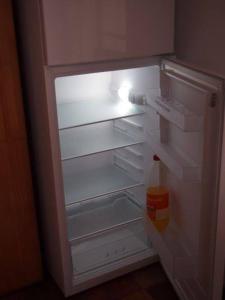 尼赖吉哈佐DéeL apartman的空的冰箱,门打开,门打开