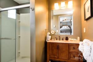 纽波特布沙尔餐厅&酒店的带淋浴、盥洗盆和镜子的浴室