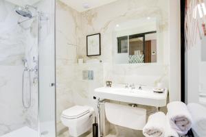 巴黎Mom'Art Hotel的一间带水槽、卫生间和淋浴的浴室