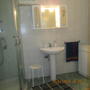 科佩尔蒂诺Masseria San Vito的一间带水槽、淋浴和凳子的浴室
