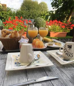 布鲁日布鲁日孔泰旅馆的餐桌,早餐包括面包和橙汁