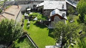 Gignod格兰住宅圣伯纳酒店的享有带庭院的房屋的空中景致