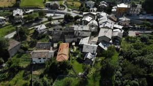 Gignod格兰住宅圣伯纳酒店的享有村庄、房屋和街道的顶部景色