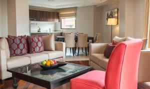 内罗毕Longonot Place Serviced Apartments的客厅配有沙发、椅子和桌子