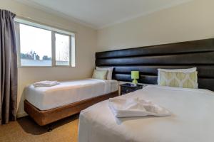 汉默温泉汉默斯普林斯汽车旅馆的酒店客房设有两张床和窗户。