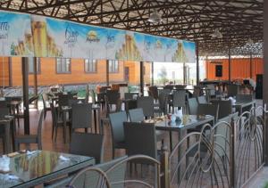 QabanbayАрасан Алаколь的一间带桌椅和大屏幕的餐厅