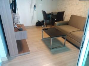 邦盛大阪M1公寓206号的带沙发和咖啡桌的客厅