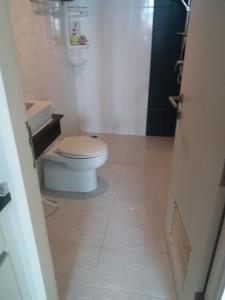 邦盛大阪M1公寓206号的浴室配有白色卫生间和盥洗盆。