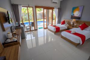图兰奔巴厘岛潜水度假及Spa酒店的一间带两张床的卧室和一个游泳池