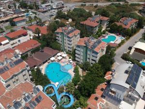 锡德梅利莎花园公寓酒店的享有带游泳池的度假村的空中景致