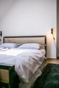 Schöndorf Hostel - virtual reception客房内的一张或多张床位